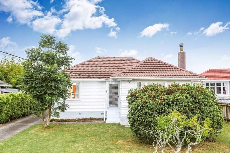 Photo of property in 14 Mackenzie Street, Te Atatu South, Auckland, 0610