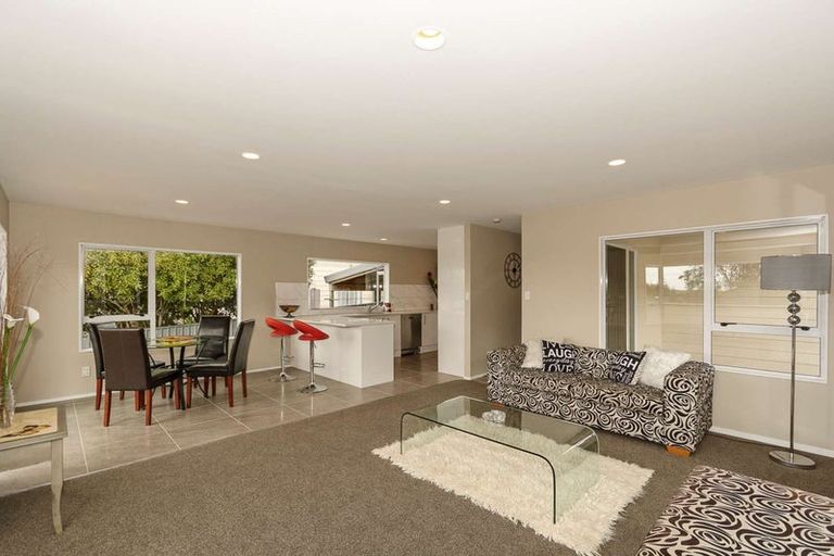 Photo of property in 15d Sarona Avenue, Glen Eden, Auckland, 0602