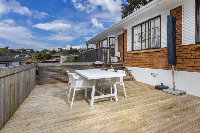 Photo of property in 2/5 Serrata Place, Browns Bay, Auckland, 0630