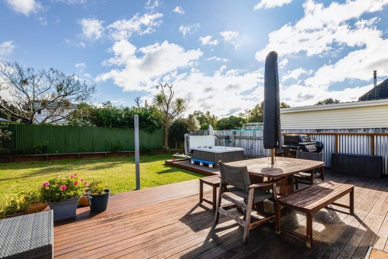Photo of property in 64 Oroua Street, Eastbourne, Lower Hutt, 5013
