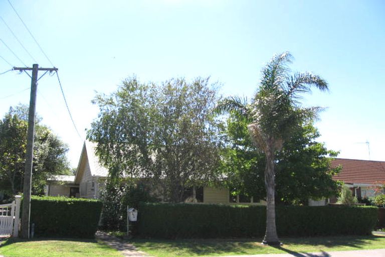 Photo of property in 16 Ocean View Road, Milford, Auckland, 0620