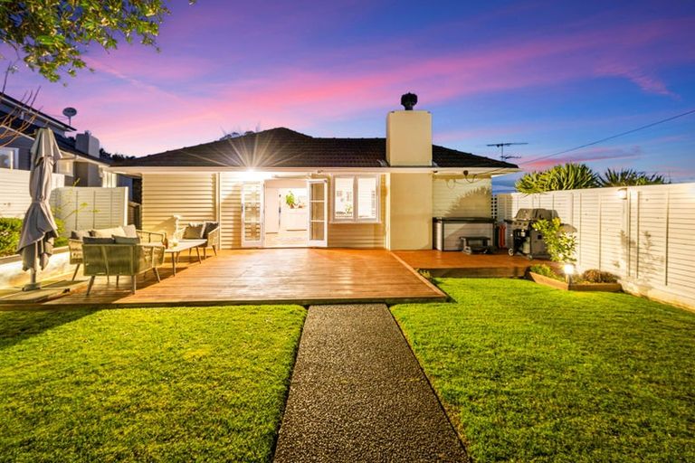 Photo of property in 1/30 Selwyn Crescent, Forrest Hill, Auckland, 0620