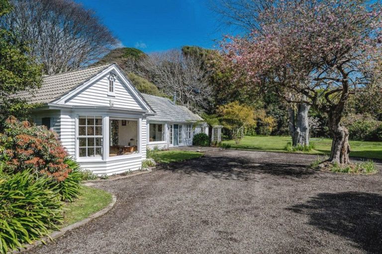 Photo of property in 11 Karaka Grove, Waikanae, 5036