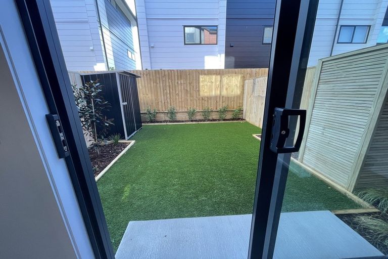 Photo of property in 8/19 Karamu Street, Te Atatu Peninsula, Auckland, 0610