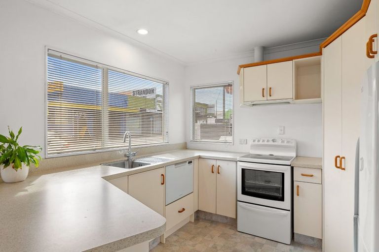 Photo of property in 1 Strandon Place, Strandon, New Plymouth, 4312