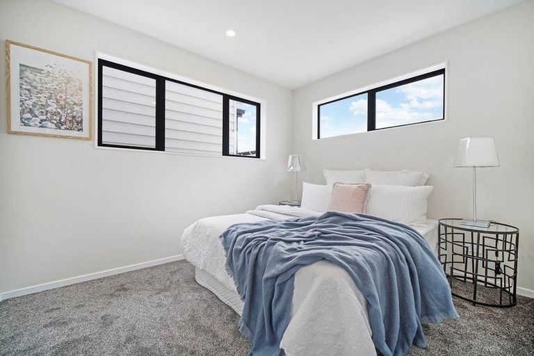 Photo of property in 15 Riverview Road, New Lynn, Auckland, 0600