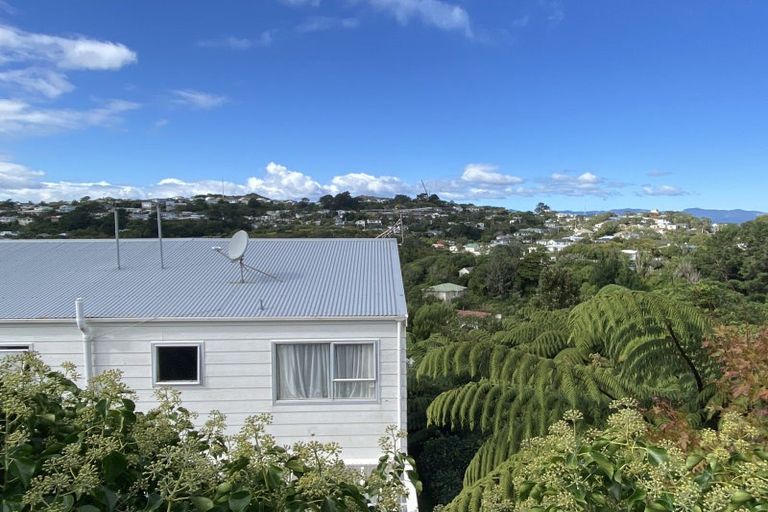 Photo of property in 32b Cheltenham Terrace, Newlands, Wellington, 6037