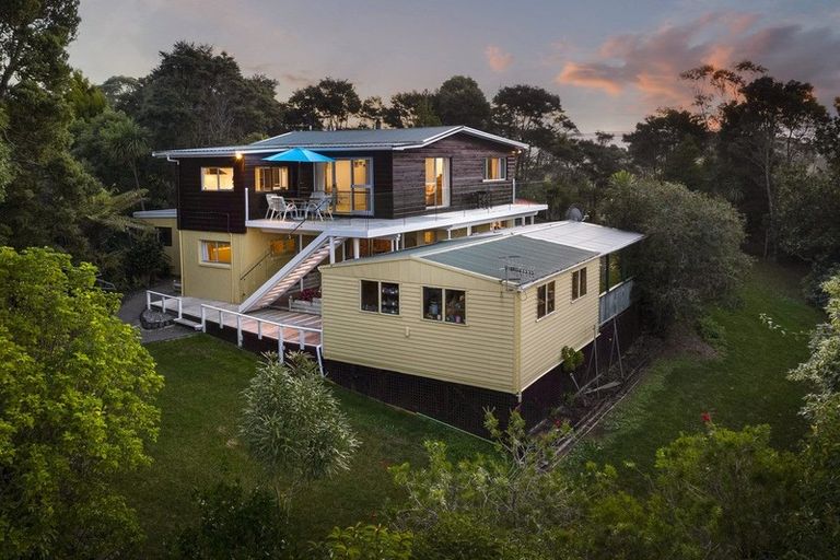 Photo of property in 194 Forest Hill Road, Waiatarua, Auckland, 0612