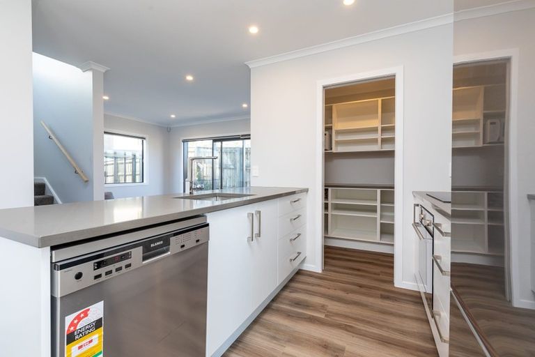 Photo of property in 3 Hillview Crescent, Paparangi, Wellington, 6037