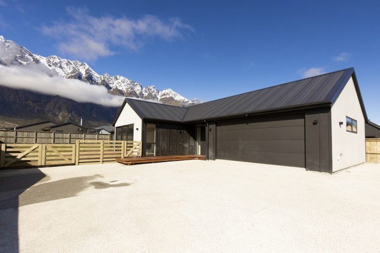 Photo of property in 43 Cheviot Street, Jacks Point, 9371