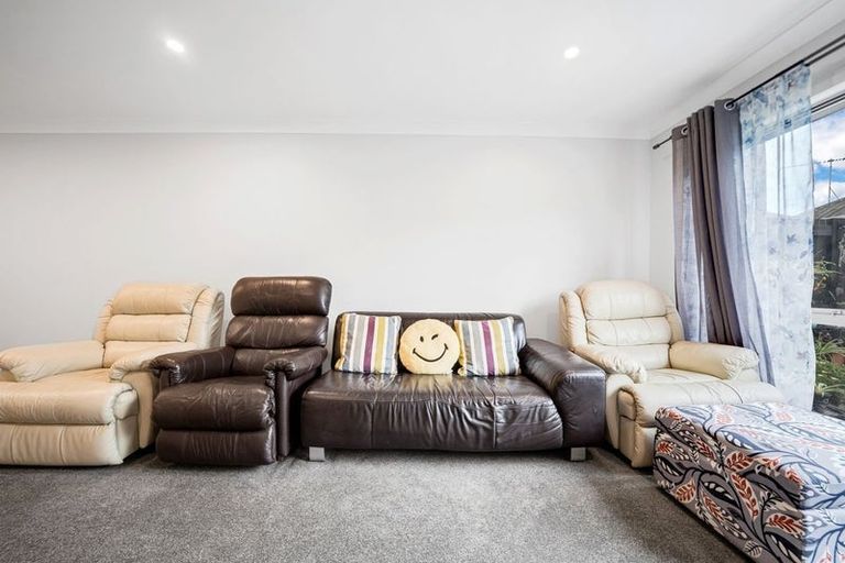 Photo of property in 70 Paretaiuru Crescent, Papakura, 2110