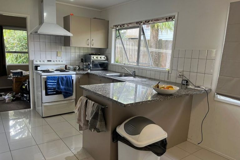 Photo of property in 2/23 Santiago Crescent, Unsworth Heights, Auckland, 0632
