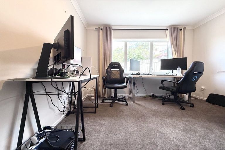 Photo of property in 17 Tamworth Crescent, Newlands, Wellington, 6037