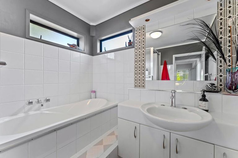 Photo of property in 34 Spinnaker Drive, Te Atatu Peninsula, Auckland, 0610