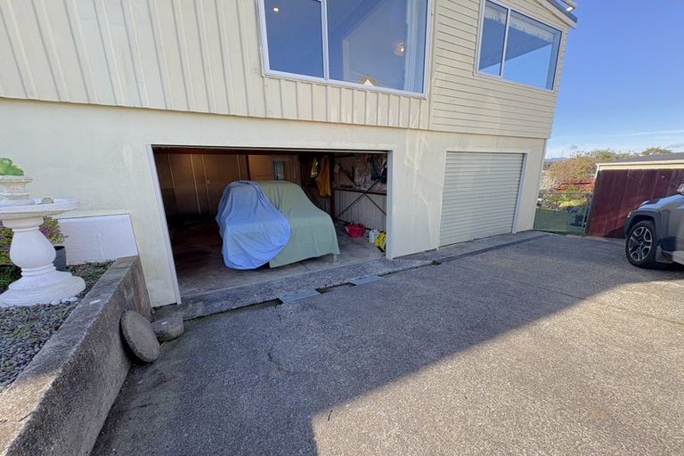 Photo of property in 5 Oakleigh Street, Maungaraki, Lower Hutt, 5010