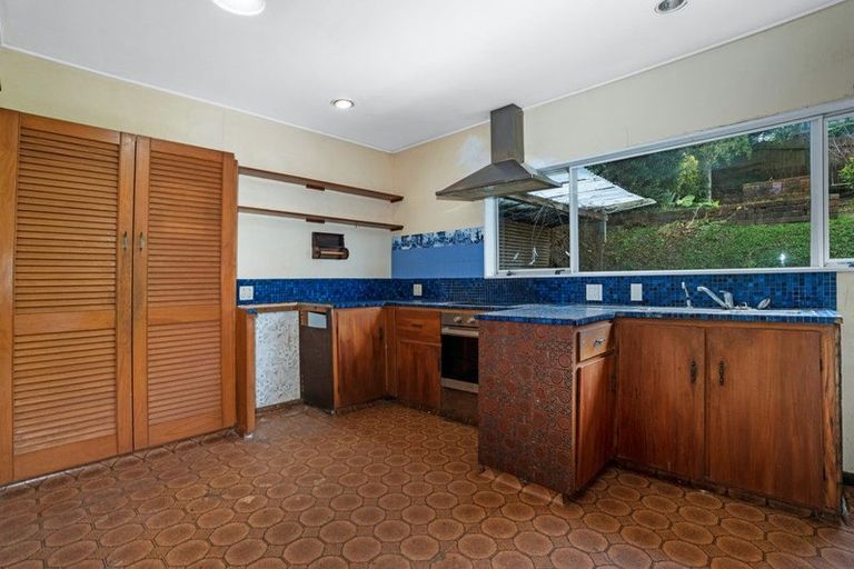 Photo of property in 18 Woburn Road, Northland, Wellington, 6012