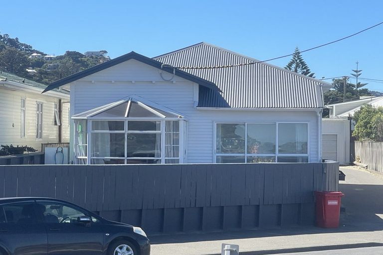 Photo of property in 118 Lyall Parade, Lyall Bay, Wellington, 6022
