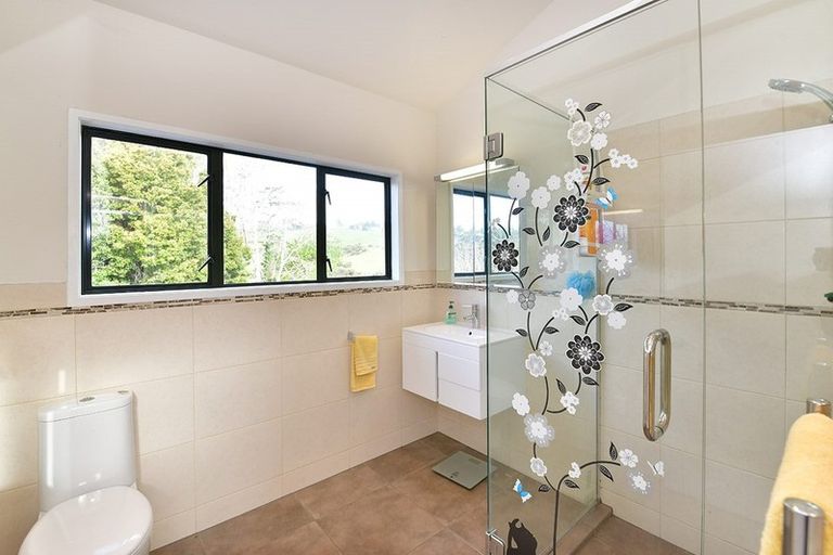 Photo of property in 2 Pineview Lane, Helensville, 0875