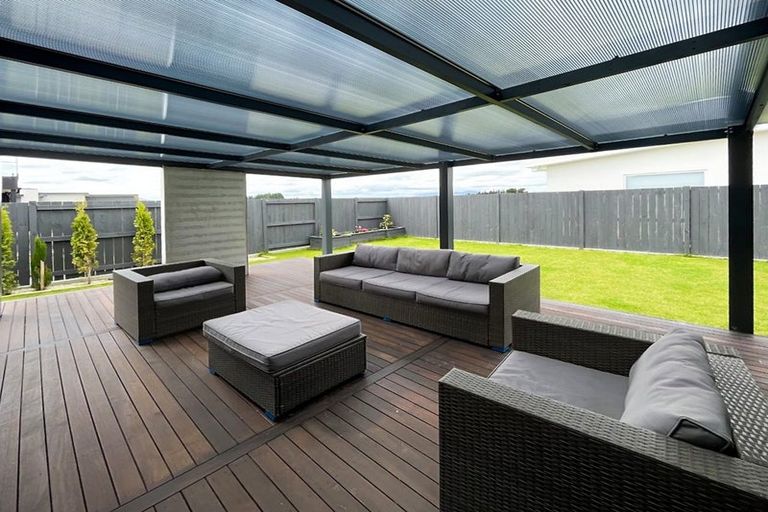 Photo of property in 104 Johnstone Drive, Fitzherbert, Palmerston North, 4410