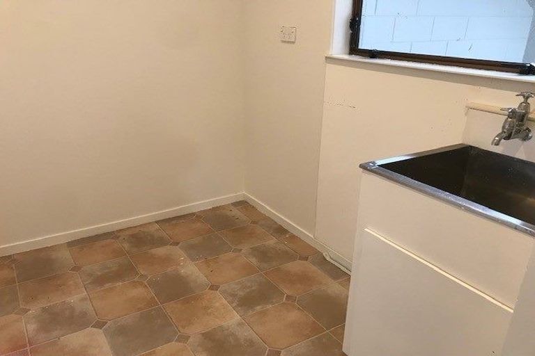Photo of property in 12 Prince Regent Drive, Half Moon Bay, Auckland, 2012