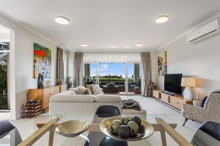 Photo of property in 6 Sunshine Terrace, Orewa, 0931