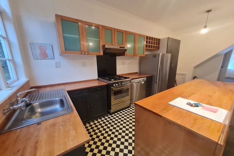 Photo of property in 10 Porritt Avenue, Mount Victoria, Wellington, 6011