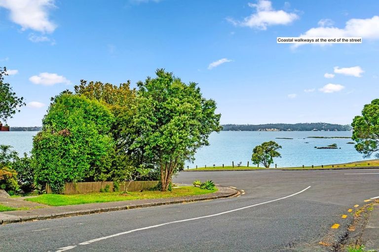 Photo of property in 15 Gill Avenue, Te Atatu Peninsula, Auckland, 0610