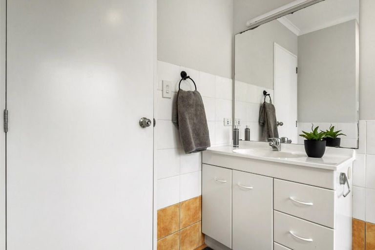 Photo of property in 1/6 Sunnydale Place, Oteha, Auckland, 0632