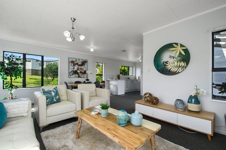 Photo of property in 39 Meadowvale Rise, Titirangi, Auckland, 0604