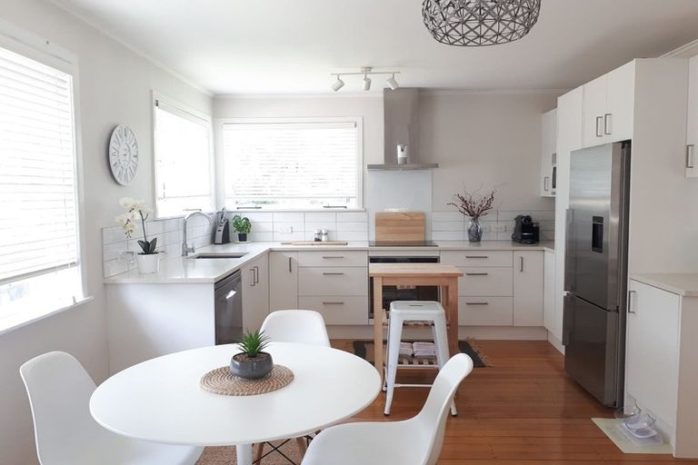 Photo of property in 15 Lowtherhurst Road, Massey, Auckland, 0614