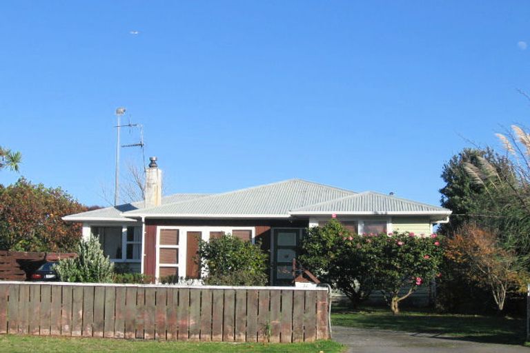 Photo of property in 32 Mazengarb Road, Paraparaumu Beach, Paraparaumu, 5032