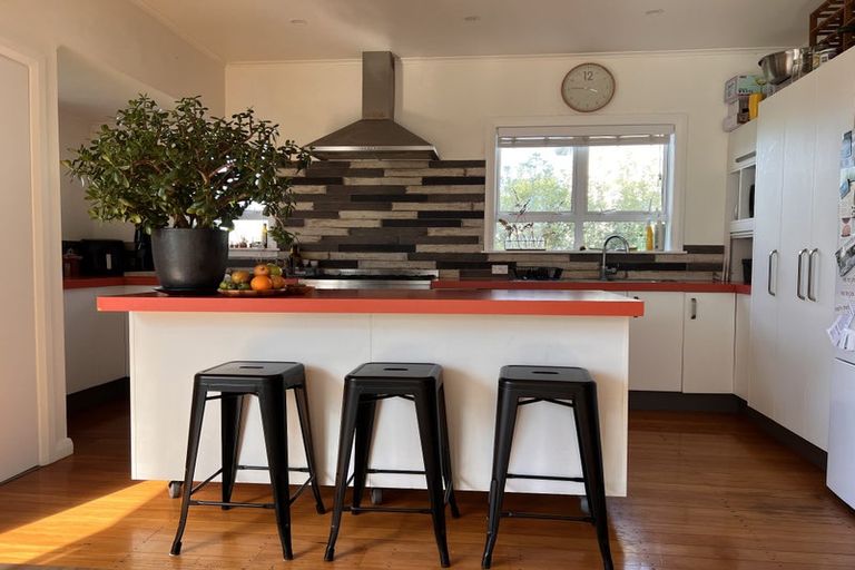 Photo of property in 123 Queens Drive, Lyall Bay, Wellington, 6022