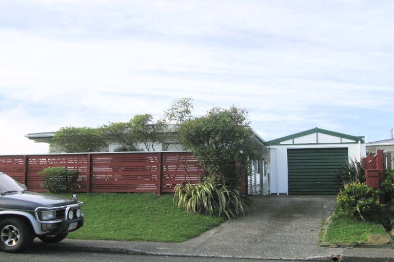 Photo of property in 54 Somes Crescent, Newlands, Wellington, 6037