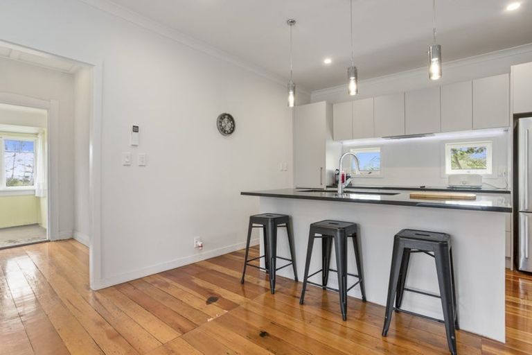 Photo of property in 33 Clayburn Road, Glen Eden, Auckland, 0602