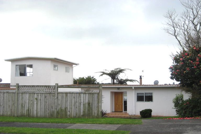 Photo of property in 16 Saint Ives Grove, Whalers Gate, New Plymouth, 4310