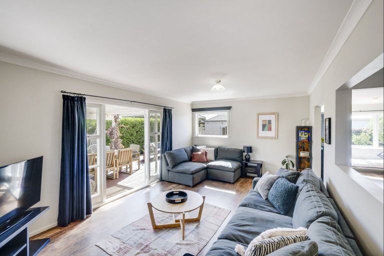 Photo of property in 43 Neeve Road, Taradale, Napier, 4112