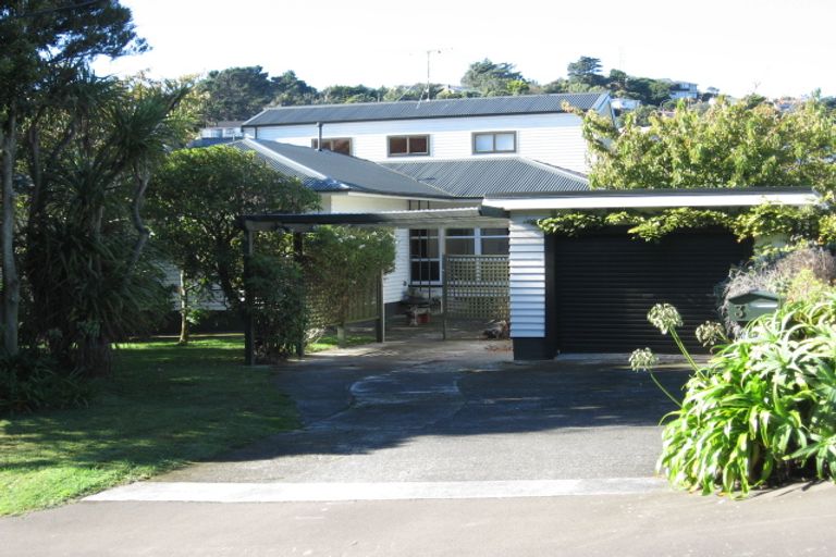 Photo of property in 3 Spenmoor Street, Newlands, Wellington, 6037