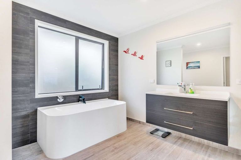 Photo of property in 12 Rehua Place, Waiwhakaiho, New Plymouth, 4312