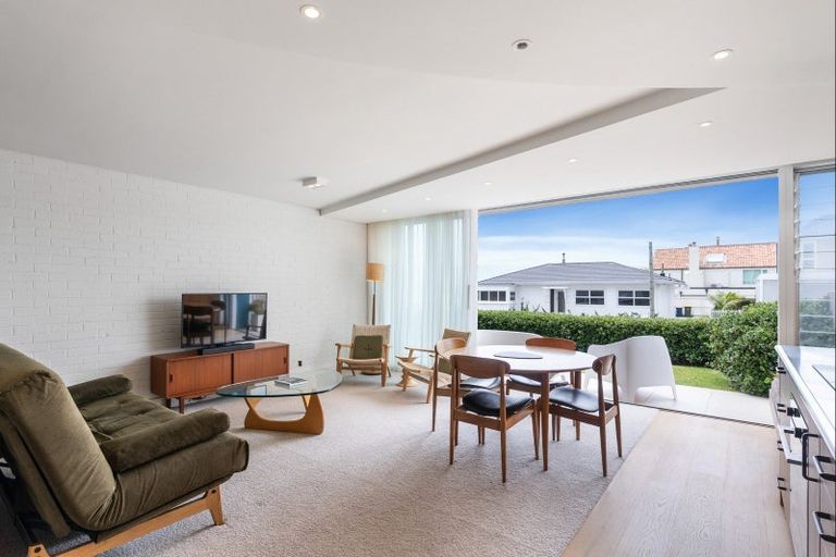 Photo of property in Seaview Apartments, 3/64 Milford Road, Milford, Auckland, 0620