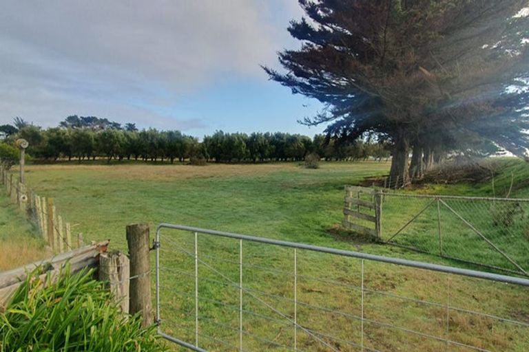 Photo of property in 1924 Parewanui Road, Parewanui, Bulls, 4894