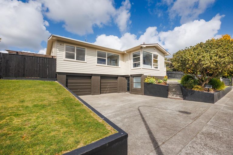 Photo of property in 36 Winston Avenue, Hokowhitu, Palmerston North, 4410