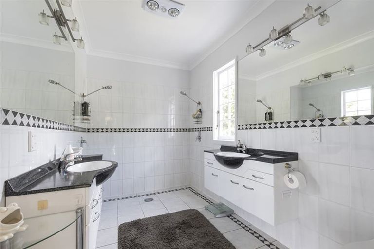 Photo of property in 384 Mangakura Road, Helensville, 0875