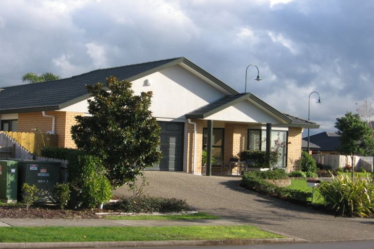 Photo of property in 1 Newinn Crescent, East Tamaki Heights, Auckland, 2016