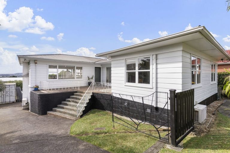 Photo of property in 29 Te Atatu Road, Te Atatu South, Auckland, 0610