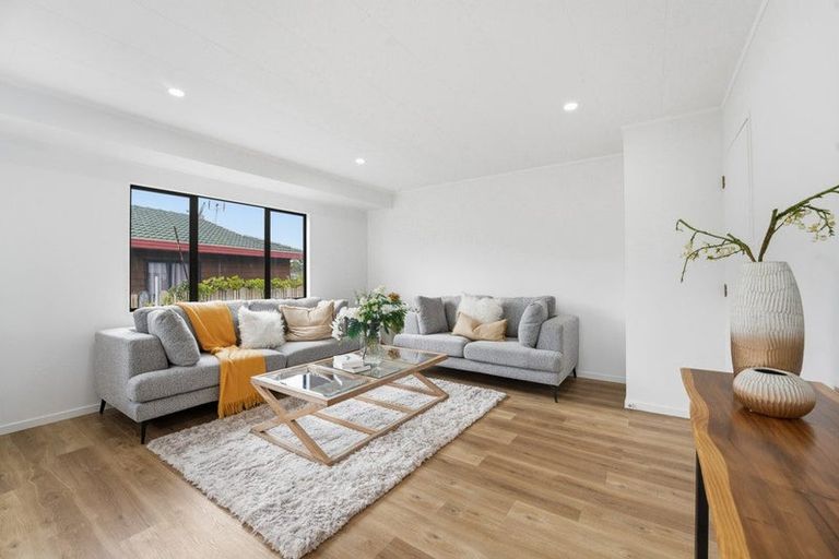 Photo of property in 2/68 Meadowood Drive, Unsworth Heights, Auckland, 0632
