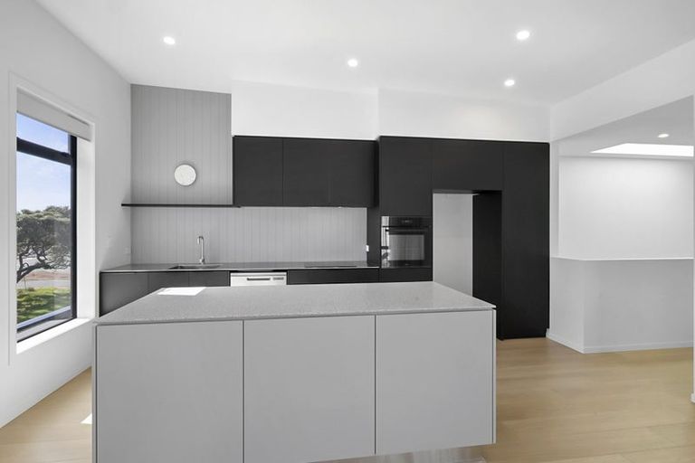 Photo of property in 30c Waiwaka Terrace, Strandon, New Plymouth, 4312