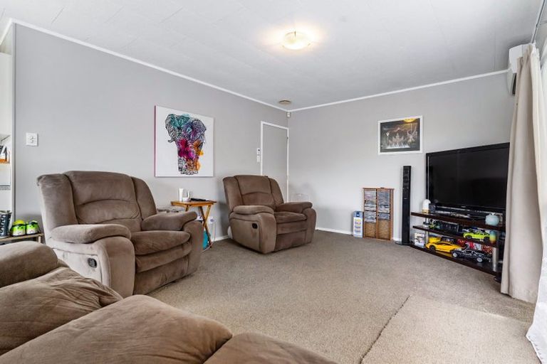 Photo of property in 2/20 Landsdale Place, Massey, Auckland, 0614