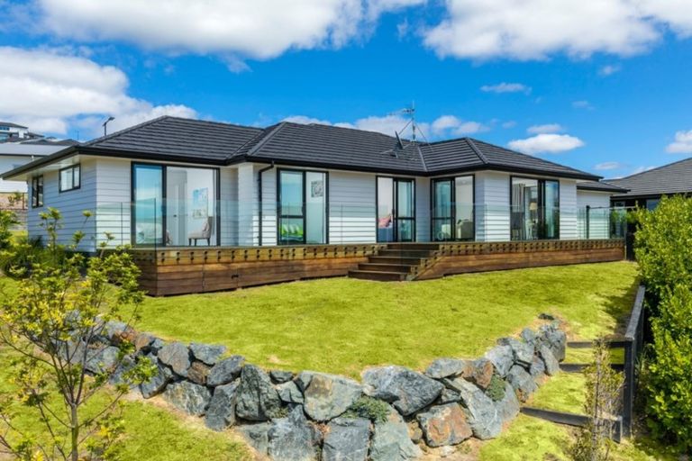 Photo of property in 2 Ruth Craig Place, Stanmore Bay, Whangaparaoa, 0932