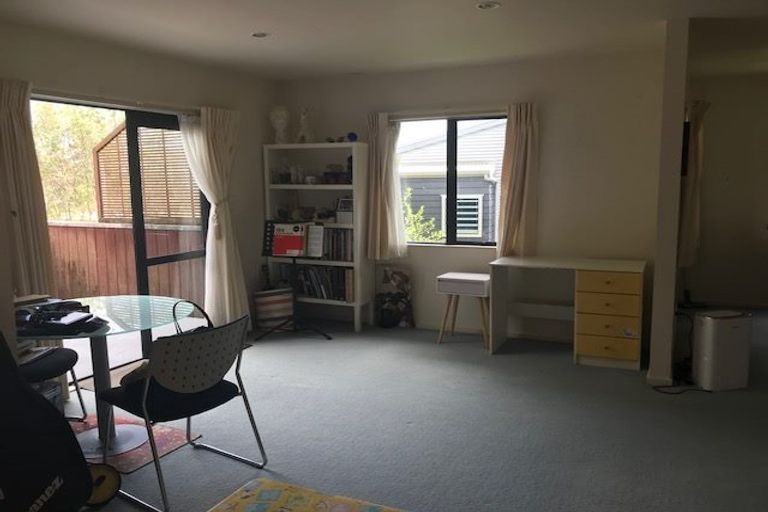 Photo of property in 12 Springwater Vale, Unsworth Heights, Auckland, 0632
