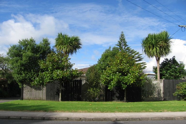 Photo of property in 15 Graham Avenue, Te Atatu Peninsula, Auckland, 0610